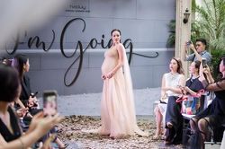 Phương Mai vác bụng bầu 8 tháng lên sàn catwalk