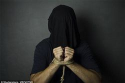 Vợ cũ hợp lực cùng bồ nhí của chồng bắt cóc, đánh đập chồng trả thù