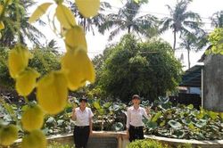 Chẳng son phấn cầu kỳ, bộ ảnh của 2 nữ sinh vẫn được nghìn like vì 'đơ khó đỡ'