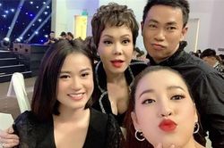 Việt Hương diện trang phục khoét sâu cổ, o ép vòng 1 trong tiệc sinh nhật tuổi 43