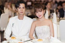 Sĩ Thanh - Huỳnh Phương diện tông trắng đồng điệu, lần đầu công khai lộ diện sau khi xác nhận chuyện hẹn hò