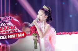 Minh Tâm nghẹn ngào hát 'Mẹ tôi' khiến Hương Giang 'thán phục' bằng 2 từ 'điêu luyện'