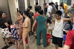 Hà Nội: Vẫn chưa có kết luận chất lượng nước, dân di tản để tránh 'bão'