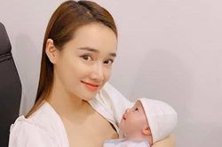 Nhã Phương dự đầy tháng con của bạn thân nhưng cách bế em bé mới gây bất ngờ