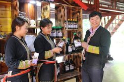 Doanh nhân 'chân đất' làm giàu cho quê hương