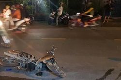 Ôtô bán tải 'cuốn' 4 xe máy, 4 người bị thương nặng