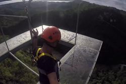 Cầu kính không tay vịn chìa ra từ vách núi 220 m ở Philippines