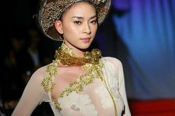 Chỉ trích ca sĩ Mỹ, Ngô Thanh Vân bị nhắc vụ mặc áo dài không nội y
