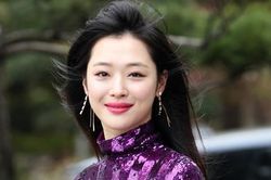 Sulli luôn sống trong cô độc và từng tự tử bất thành