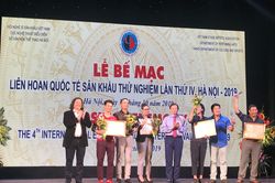 Sân khấu vượt lên từ những 'phép thử'
