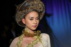 Ngô Thanh Vân lên tiếng về việc mặc áo dài không nội y và chỉ trích ca sĩ Mỹ