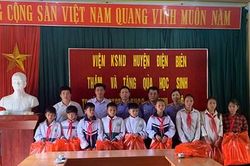 VKSND huyện Điện Biên tặng quà học sinh nghèo xã biên giới