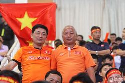 Bố tuyển thủ Trọng Hoàng: 'ĐT Việt Nam sẽ thắng Indonesia nhưng không dễ dàng'