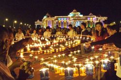 Phật tử Myanmar đổ tới Chùa Vàng dự lễ hội ánh sáng Thadingyut