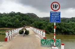 Những cây cầu treo dân sinh phá thế 'ốc đảo', nối dài 'con chữ'