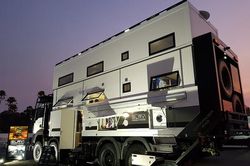 'Biệt thự' lăn bánh của gia đình 8 người ở Australia