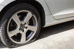 Nổ lốp xe khi đang di chuyển giữa đường phải làm thế nào?