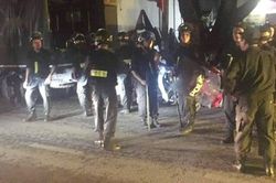 Hà Nội: Người đàn ông đập phá đồ đạc, chém 2 người thương vong rồi cố thủ trong nhà