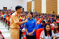 Hơn 1.000 sinh viên tìm hiểu pháp luật về trật tự an toàn giao thông