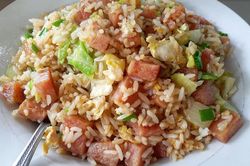 Trổ tài chiên cơm trứng với pate heo, đậu đũa đãi gia đình
