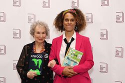 Man Booker 2019 phá lệ, chia đôi giải thưởng cho hai nữ nhà văn