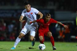 Văn Hậu và cầu thủ Indonesia thành cảm hứng chế ảnh của dân mạng