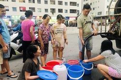 Tòa nhà HH1A xả nước bẩn, người dân vẫn dùng nước từ xe téc