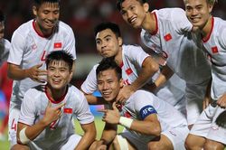 Ghi bàn vào lưới Indonesia, Duy Mạnh ăn mừng 'đốn tim' hội chị em