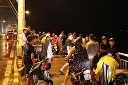 Dọi đèn trên sông Lam tìm thanh niên để lại xe nghi nhảy cầu Bến Thủy