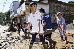 Dân Nhật hối hả dọn dẹp, binh sĩ đẩy mạnh tìm người sống sót hậu bão Hagibis