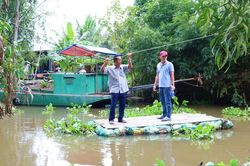 Nông dân sáng kiến thu gom vỏ thuốc bảo vệ thực vật làm bè qua sông