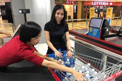Dân ùn ùn mua nước đóng chai sau khuyến cáo của UBND thành phố Hà Nội