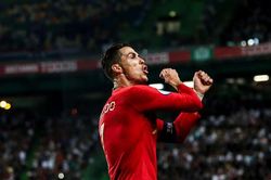 Ronaldo ghi 700 bàn thắng, MU tự hào có công lớn