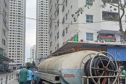 Người dân Hà Nội chia nhau từng ca nước sạch sau giờ làm