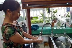 Nước sinh hoạt bốc mùi, người dân Hà Nội đổ xô mua máy lọc, nước bình