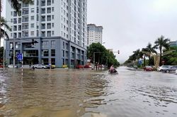 Thành phố Vinh ngập sâu sau trận mưa lớn xuyên trưa