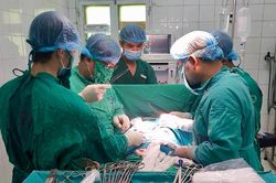 Cụ ông 91 tuổi bị ung thư da vì uống thuốc đông y