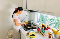 Thủy Tiên bất ngờ tự tay vào bếp nấu nồi cháo '50 triệu' cho Công Vinh