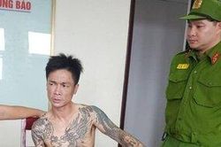 'Con nghiện' mua xăng định đốt nhà lại dùng kéo khống chế nữ điều dưỡng