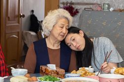 The Farewell - Lời từ biệt: Câu chuyện xúc động về tình cảm gia đình gốc Á nhưng gây sốt ở Hollywood