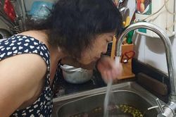 Nước sinh hoạt có mùi lạ: Công ty Viwasupco 'quên' cảnh báo nguồn nước ô nhiễm