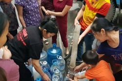 Hà Nội: Phụ nữ, trẻ em chen chúc chờ lấy nước sạch sinh hoạt