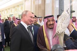 Tâm lý như Tổng thống Putin, sang Ả-rập Xê-út tặng Quốc vương chim quý