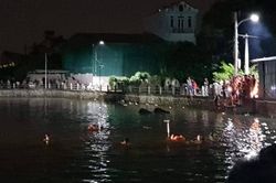 Hà Nội: Lật thuyền đạp vịt, hai bé gái đuối nước thương tâm
