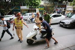 Hà Nội: 15 tổ công tác 141 ra quân xử lý vi phạm giao thông