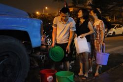 Cư dân các khu đô thị xếp hàng lấy nước sạch lúc nửa đêm