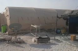 Mỹ rút quân vội vàng, căn cứ ở Syria chỉ còn lại bữa ăn dở và con chó