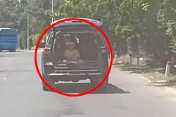 Ôtô vừa chạy trên đường vừa mở cốp bất chấp trẻ nhỏ ngồi phía sau