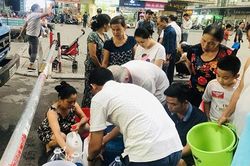 Nước sạch cứu trợ cư dân Linh Đàm có mùi tanh và đục