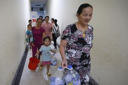 Cảnh người dân KĐT Linh Đàm, Hà Nội rồng rắn xếp hàng lấy nước sạch